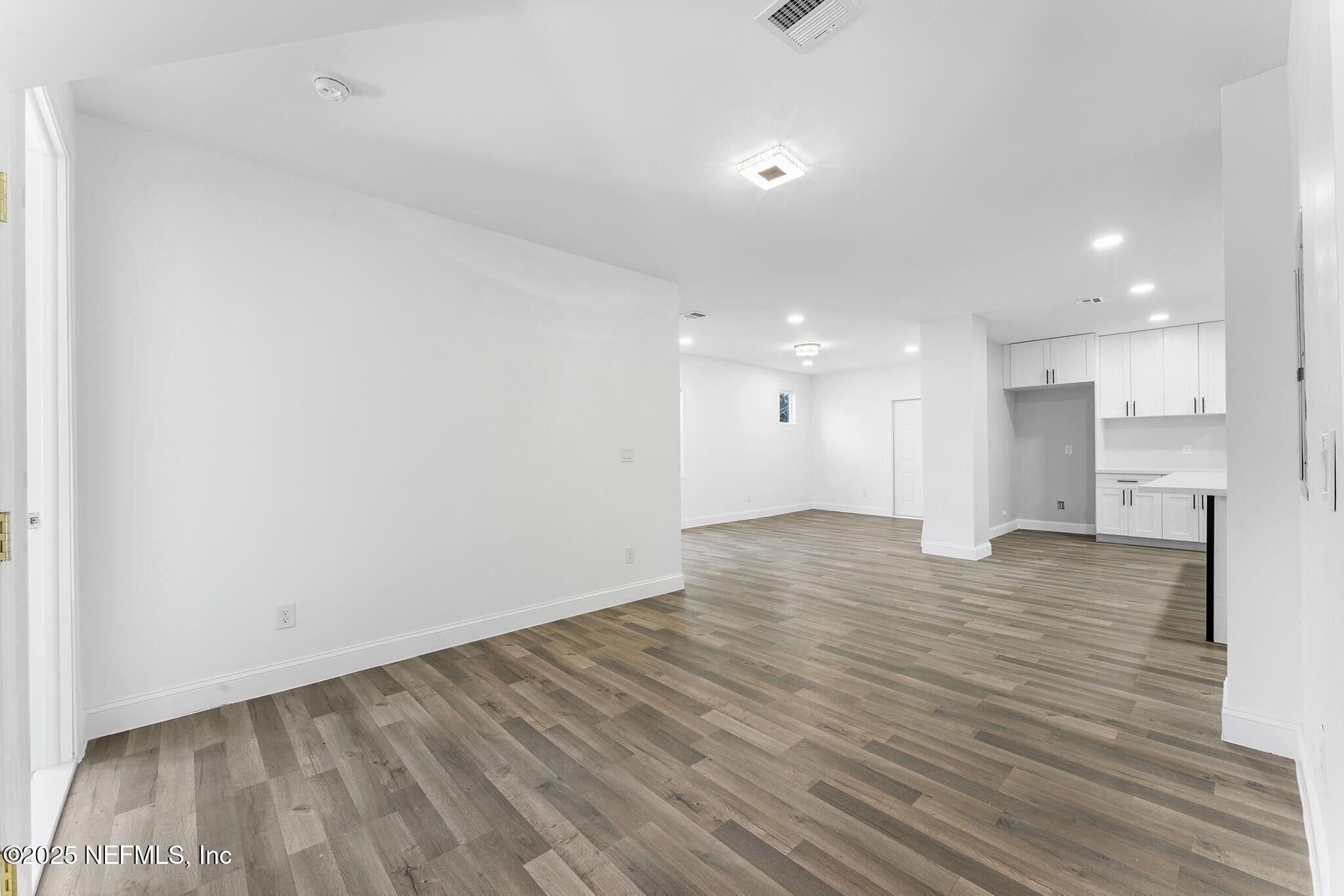 215 E 3RD Street