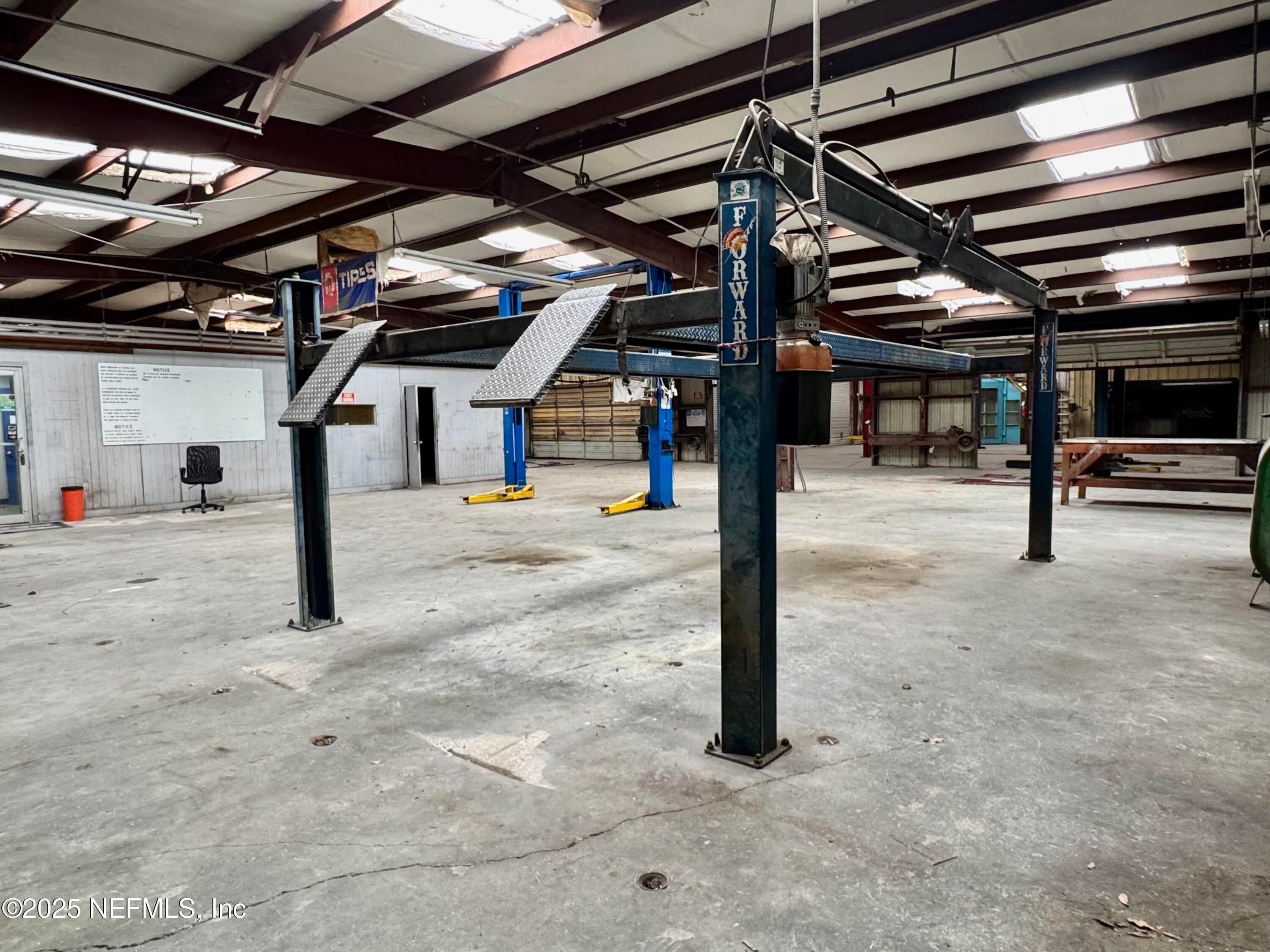 6211 BLANDING Boulevard
