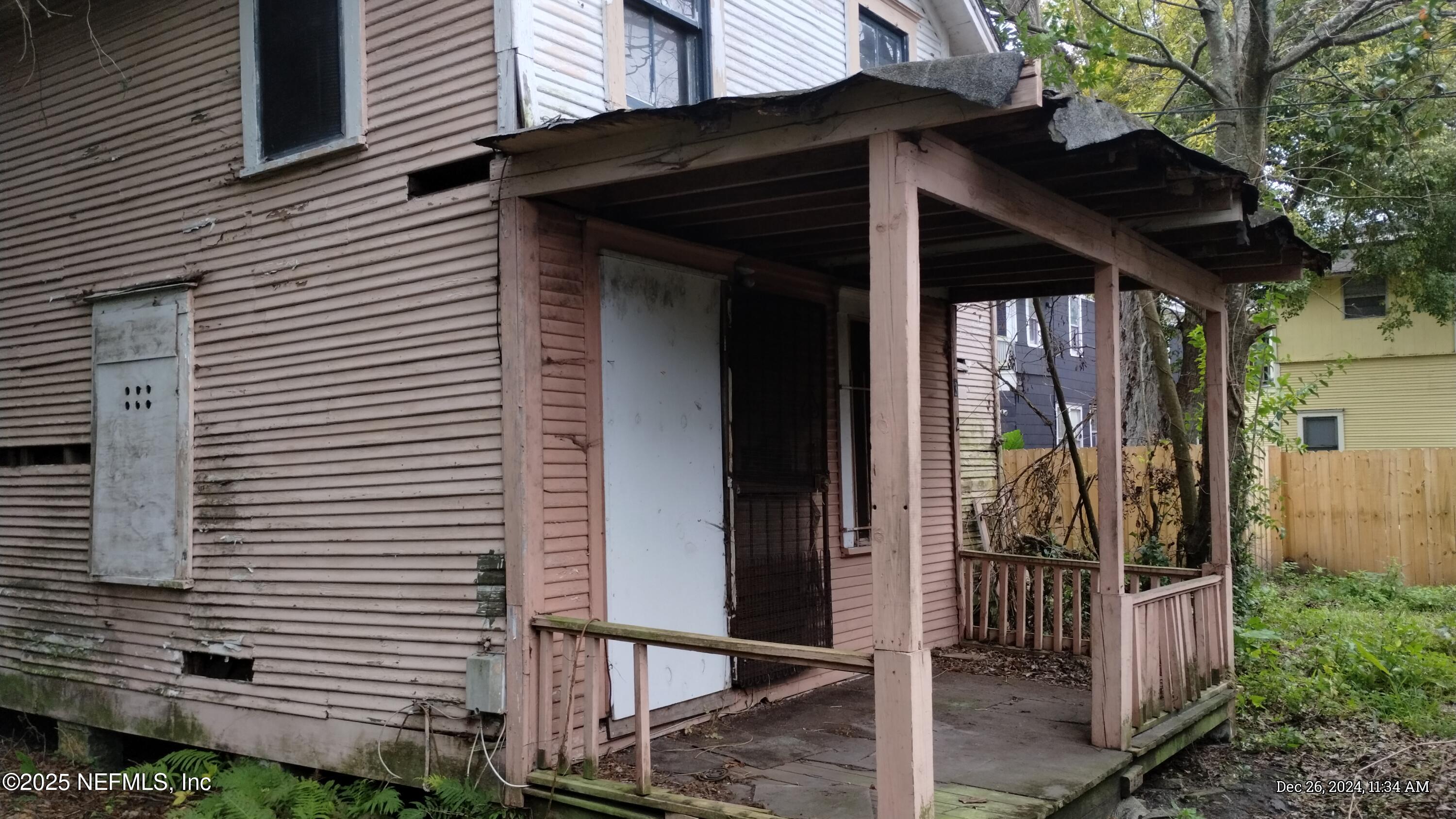 322 E 6TH Street