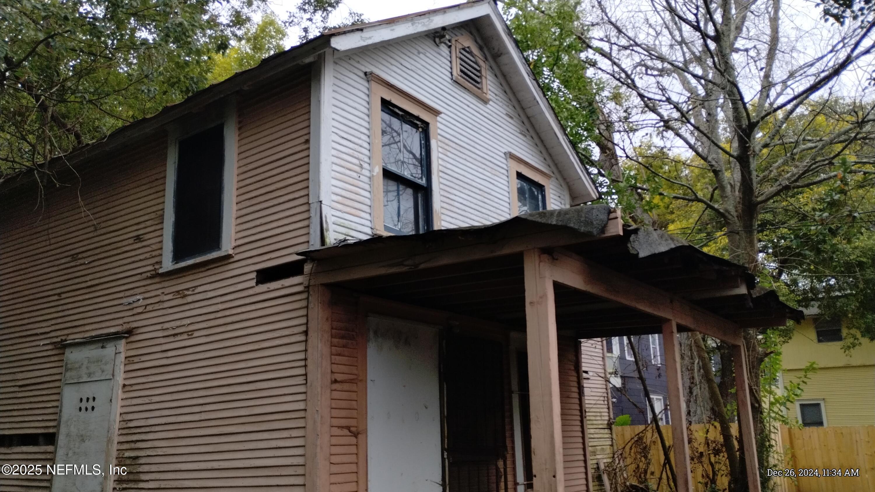 322 E 6TH Street