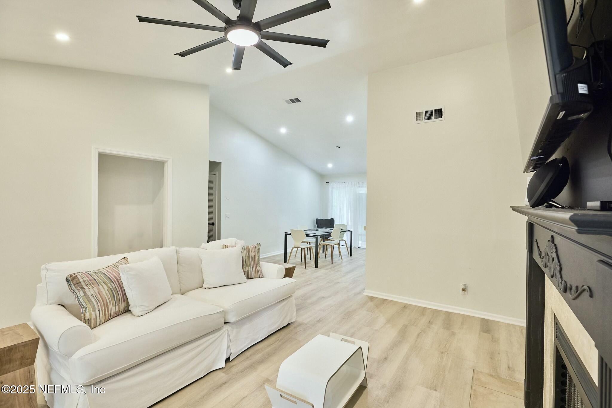 1104 WOOD HILL Place 1104