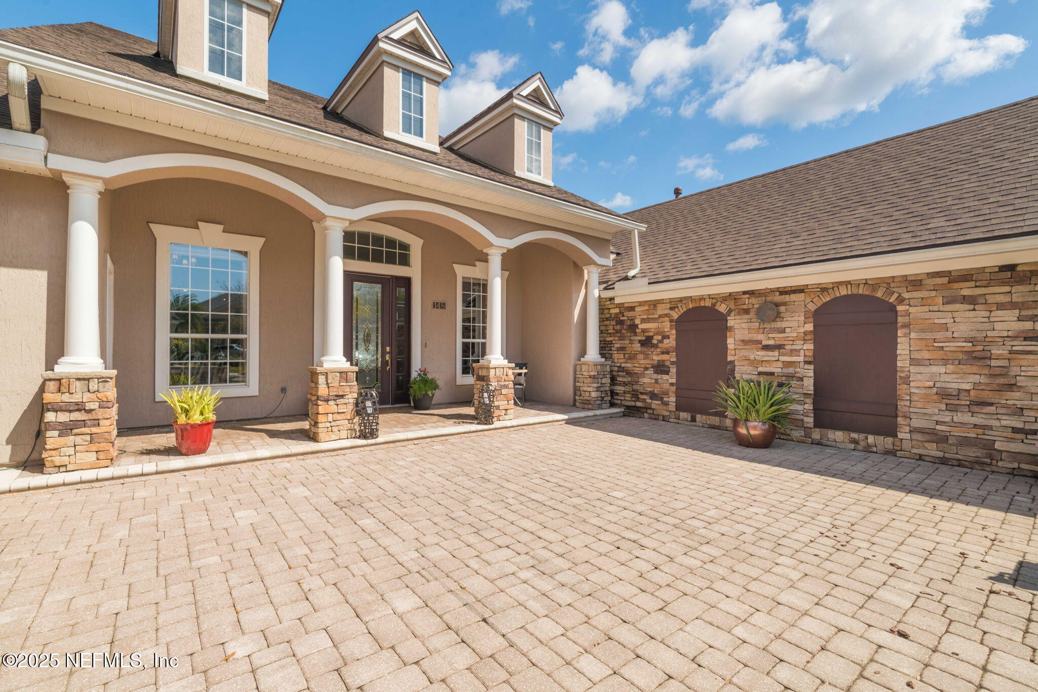 148 LA MESA Drive