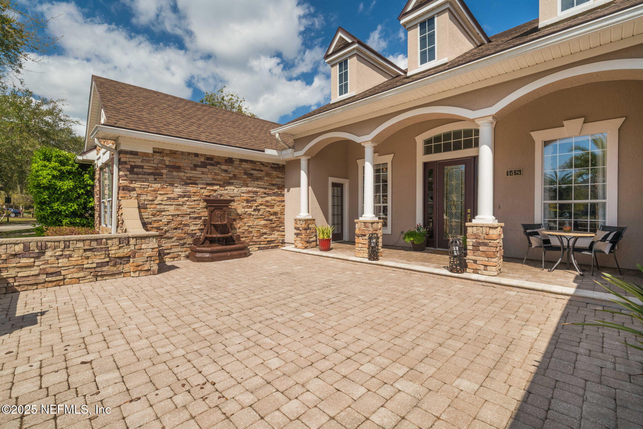 148 LA MESA Drive