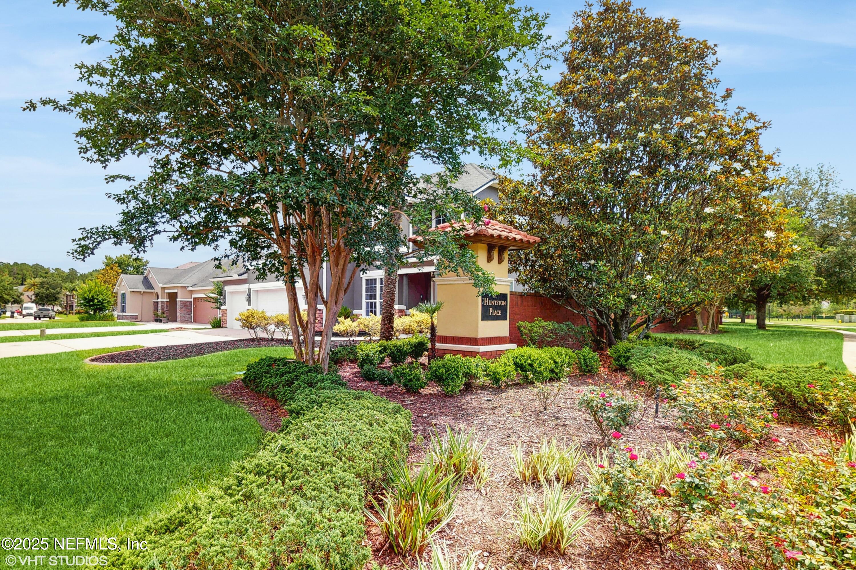 200 HUNTSTON Way