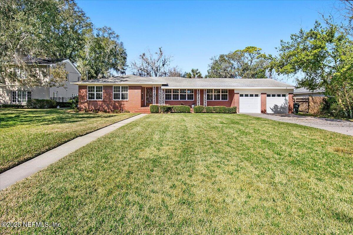 4428 W WORTH Drive