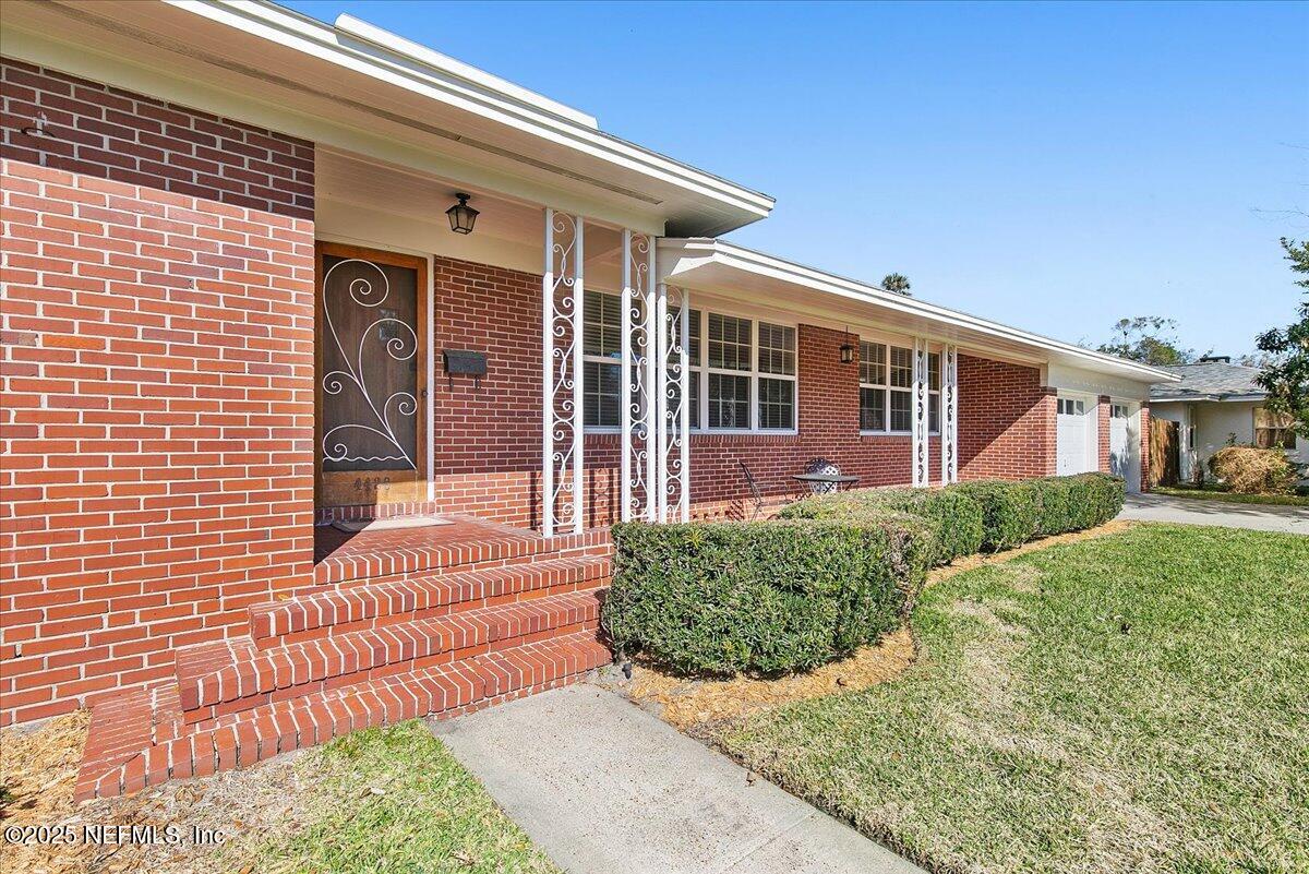 4428 W WORTH Drive