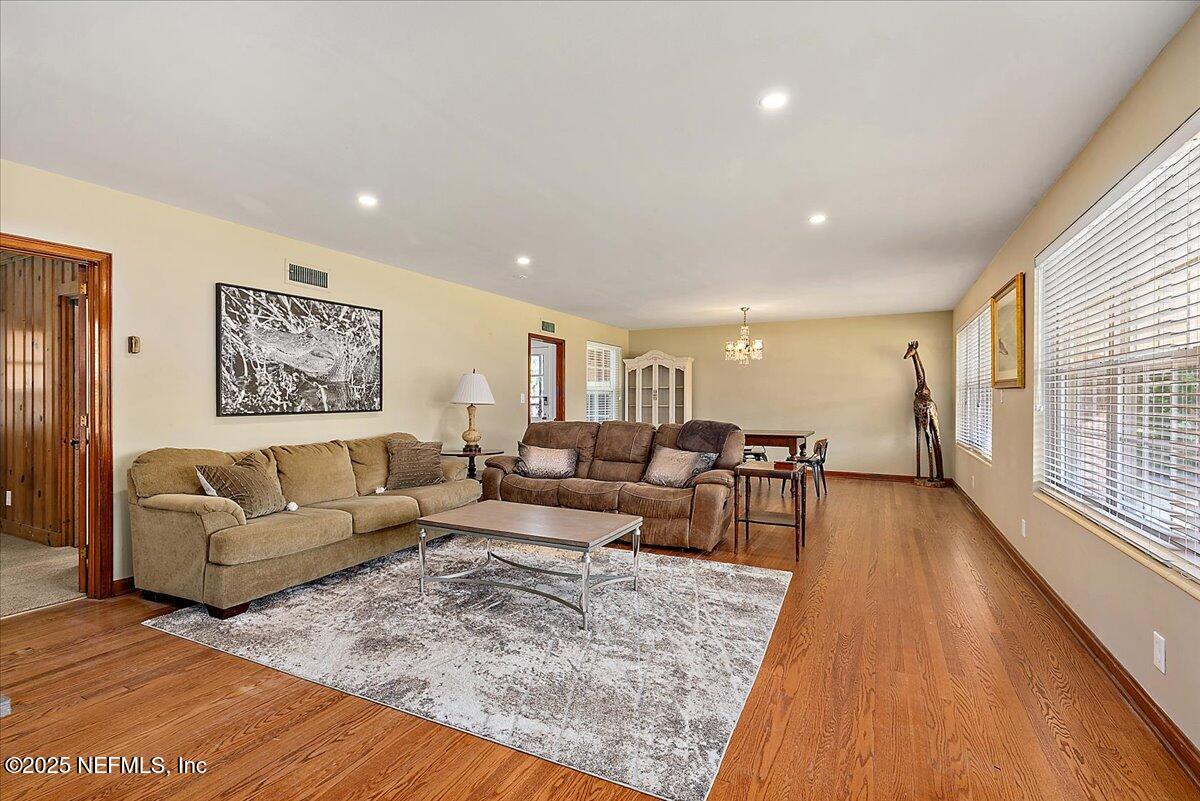 4428 W WORTH Drive
