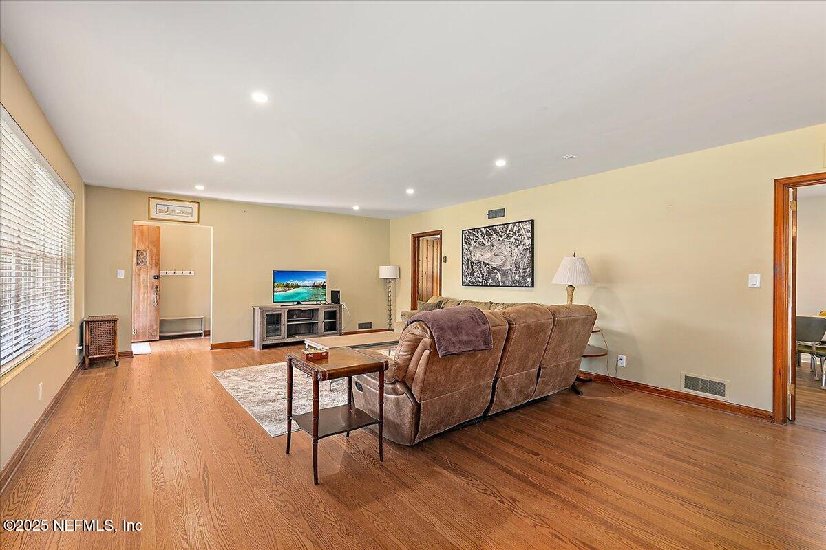 4428 W WORTH Drive