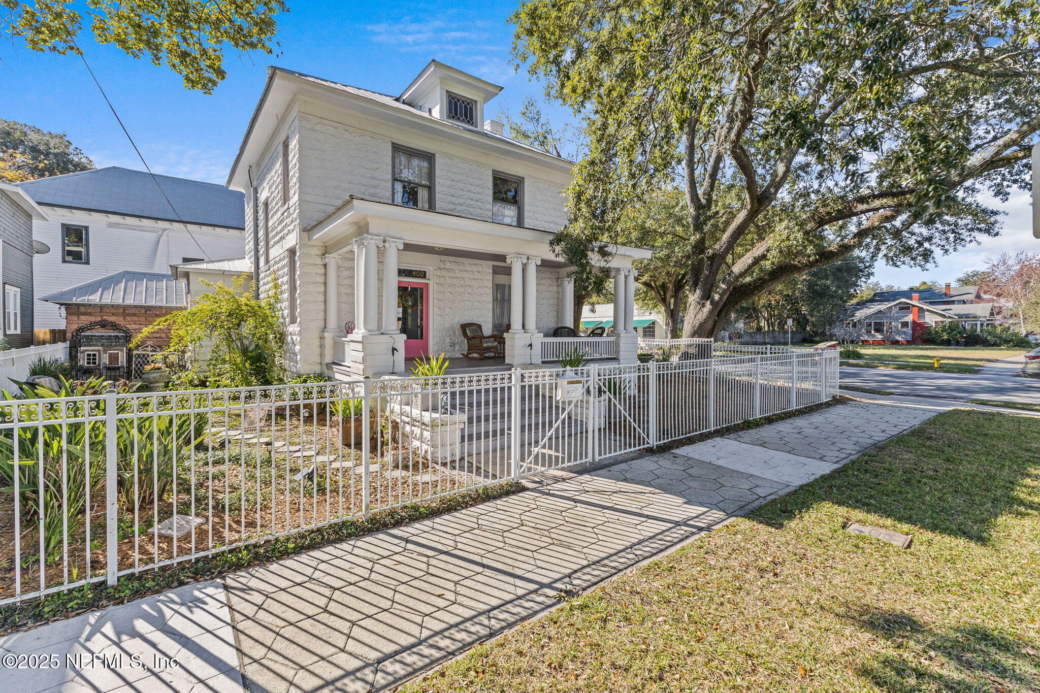 402 E 6TH Street