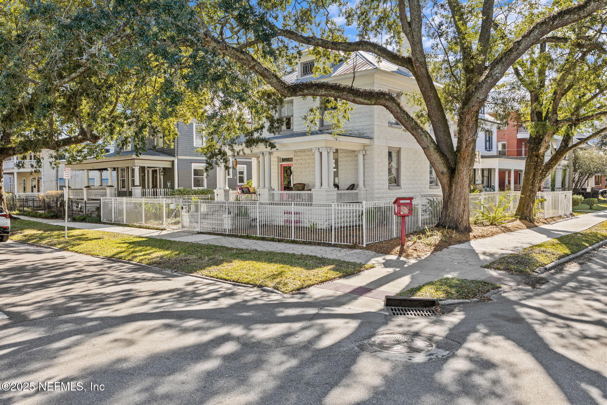 402 E 6TH Street