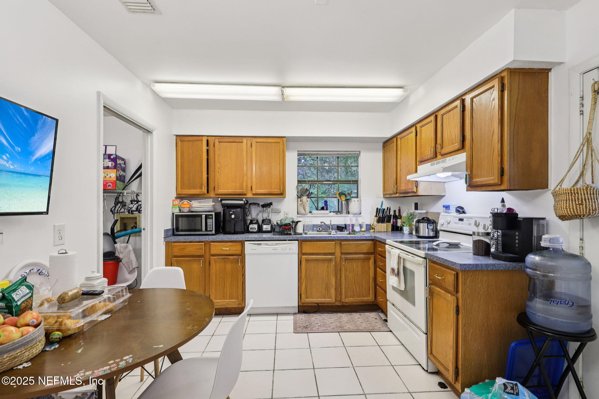 810 MEADOWBROOK Drive