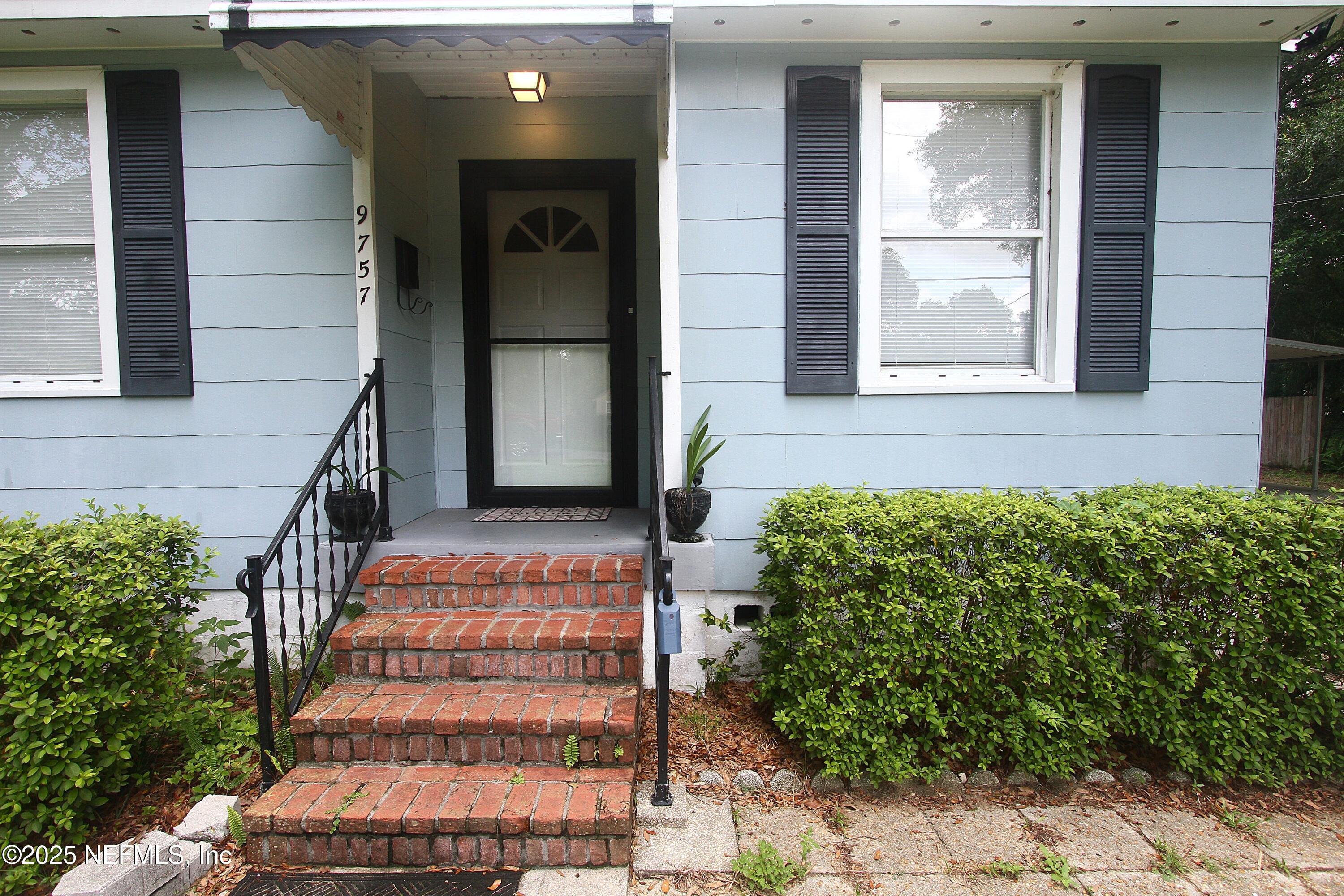 9757 N MACARTHUR Court