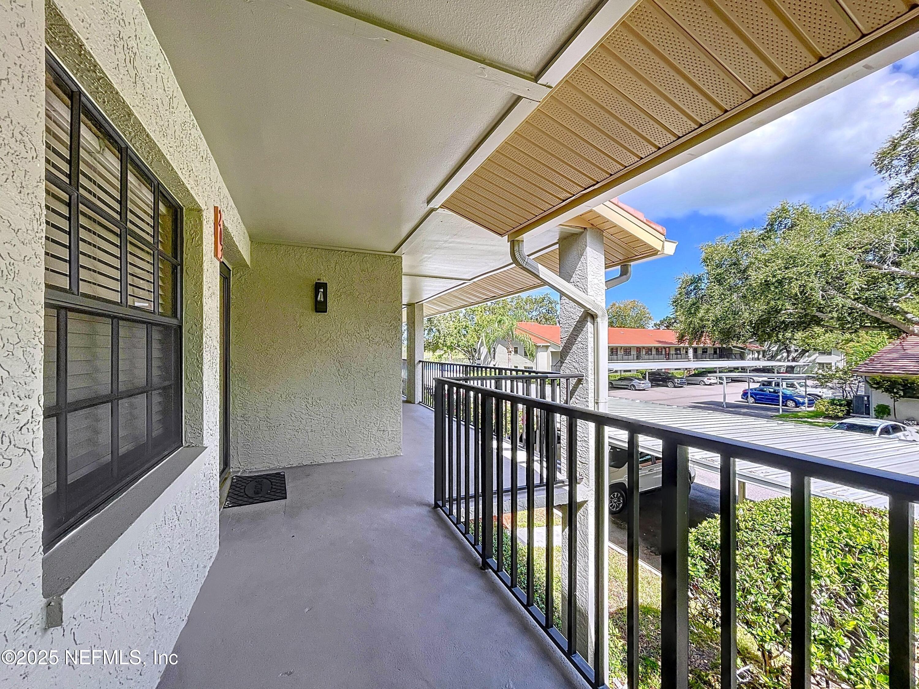 015-2020-lakeview-dr-apt-203_00037_origi