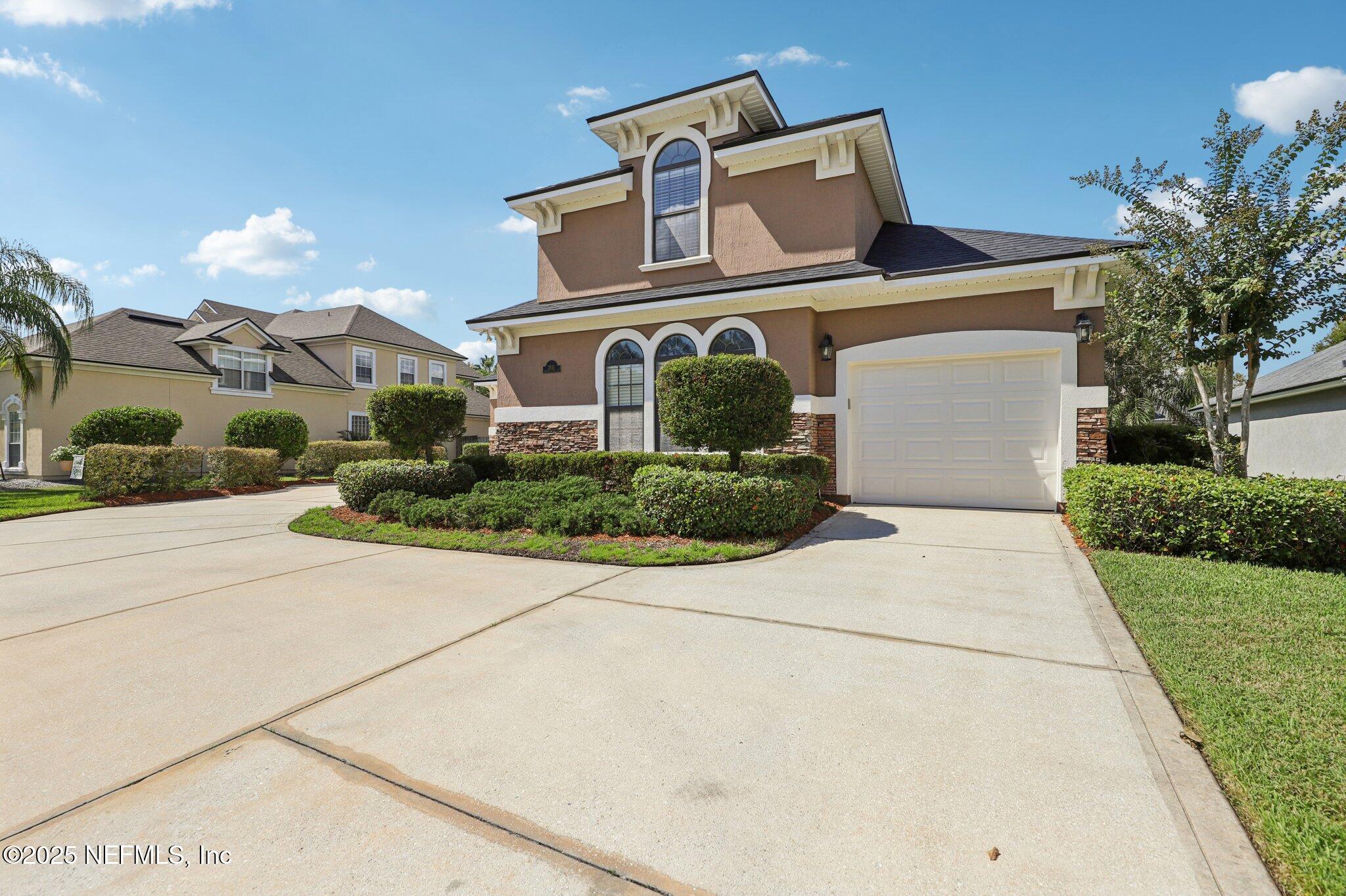 2111 AUTUMN COVE Circle