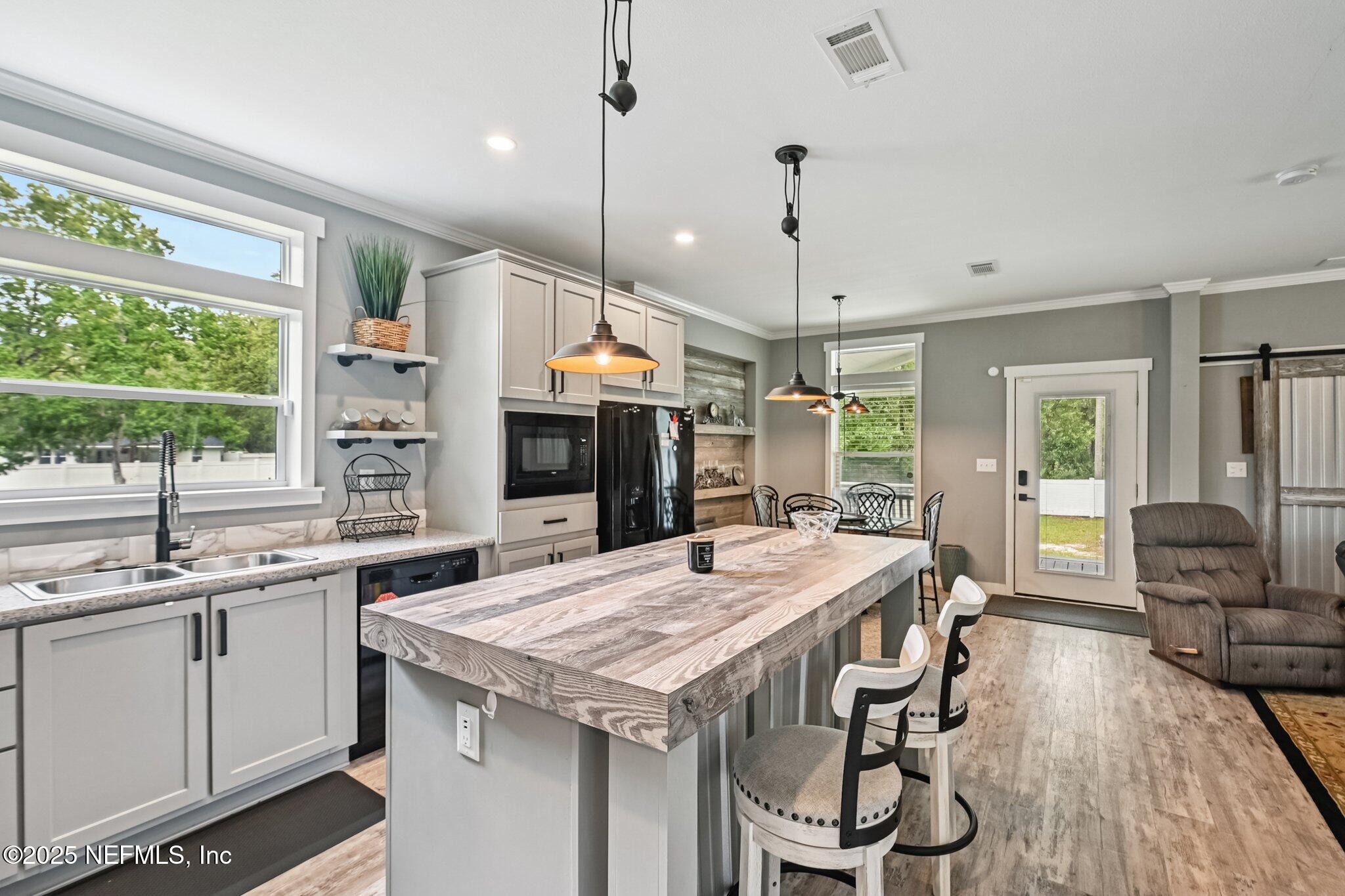 1601 MARLEE Road W