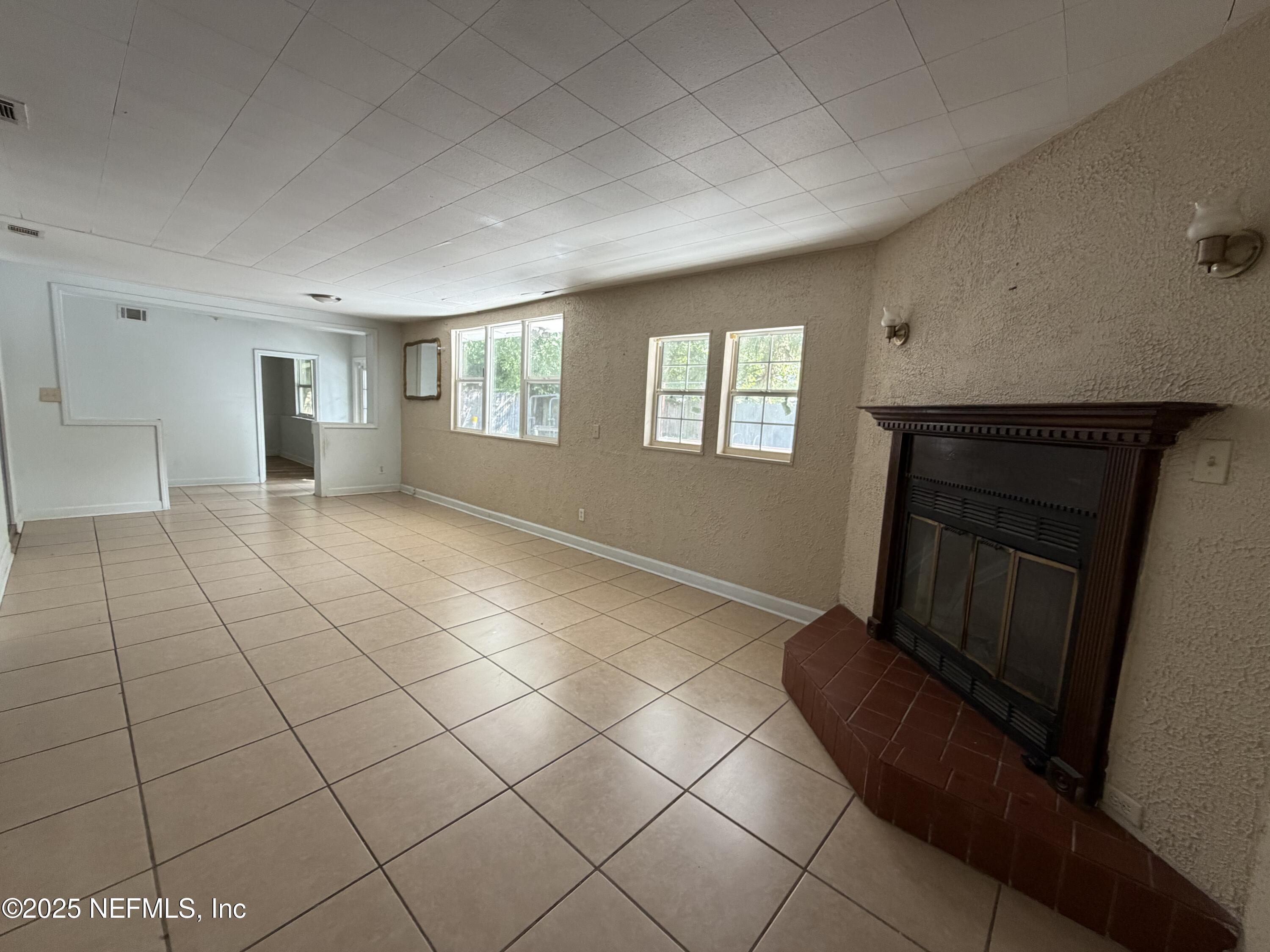 2423 GREEN OAK Drive