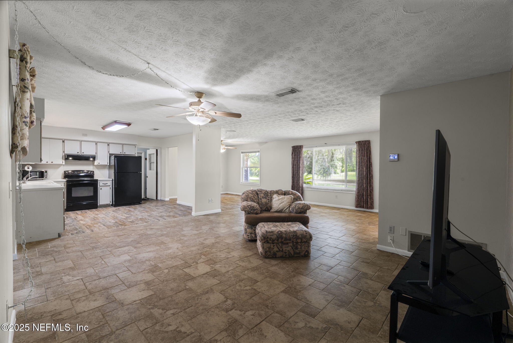 136 HOLLYWOOD FOREST Drive
