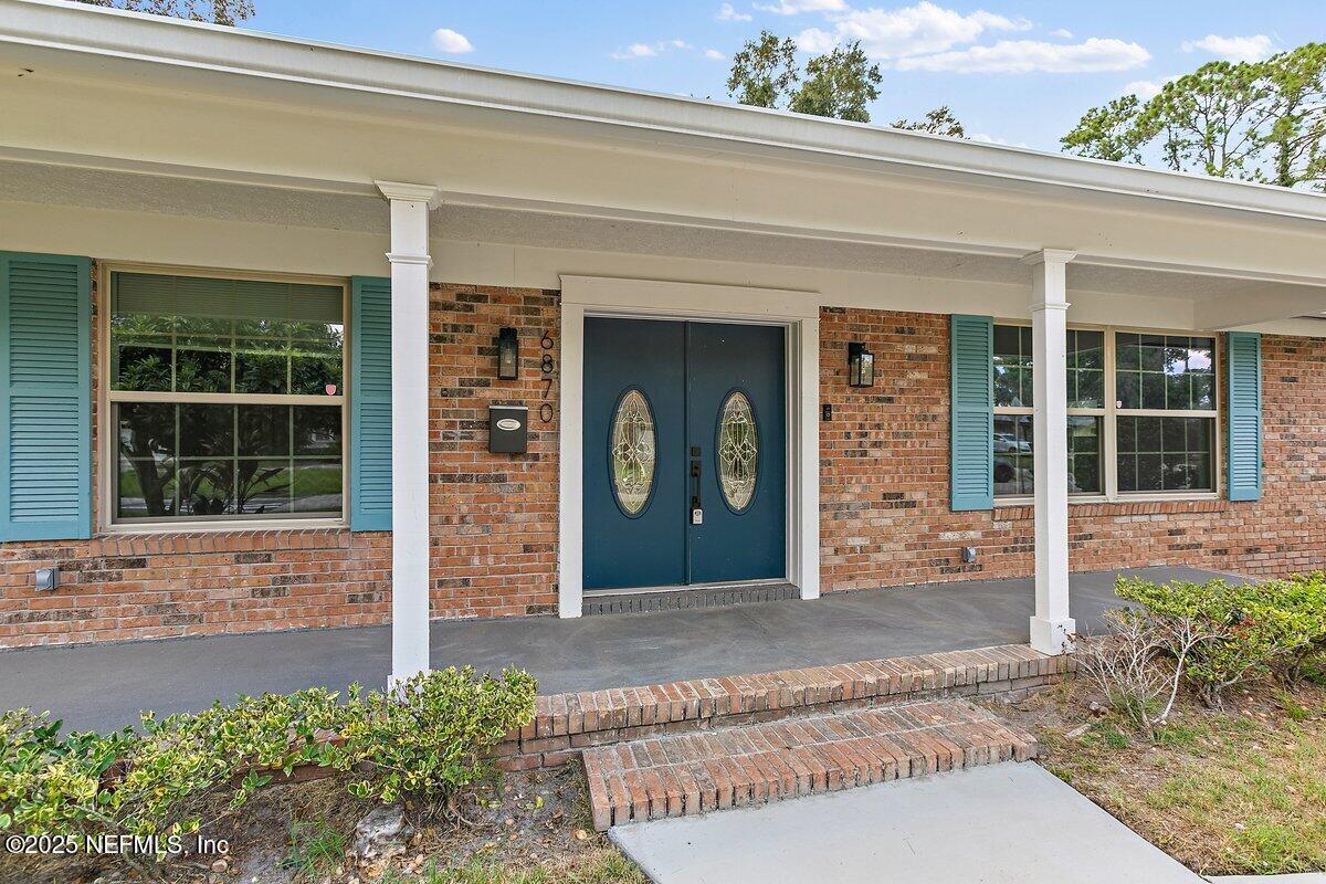 6870 LA LOMA Drive