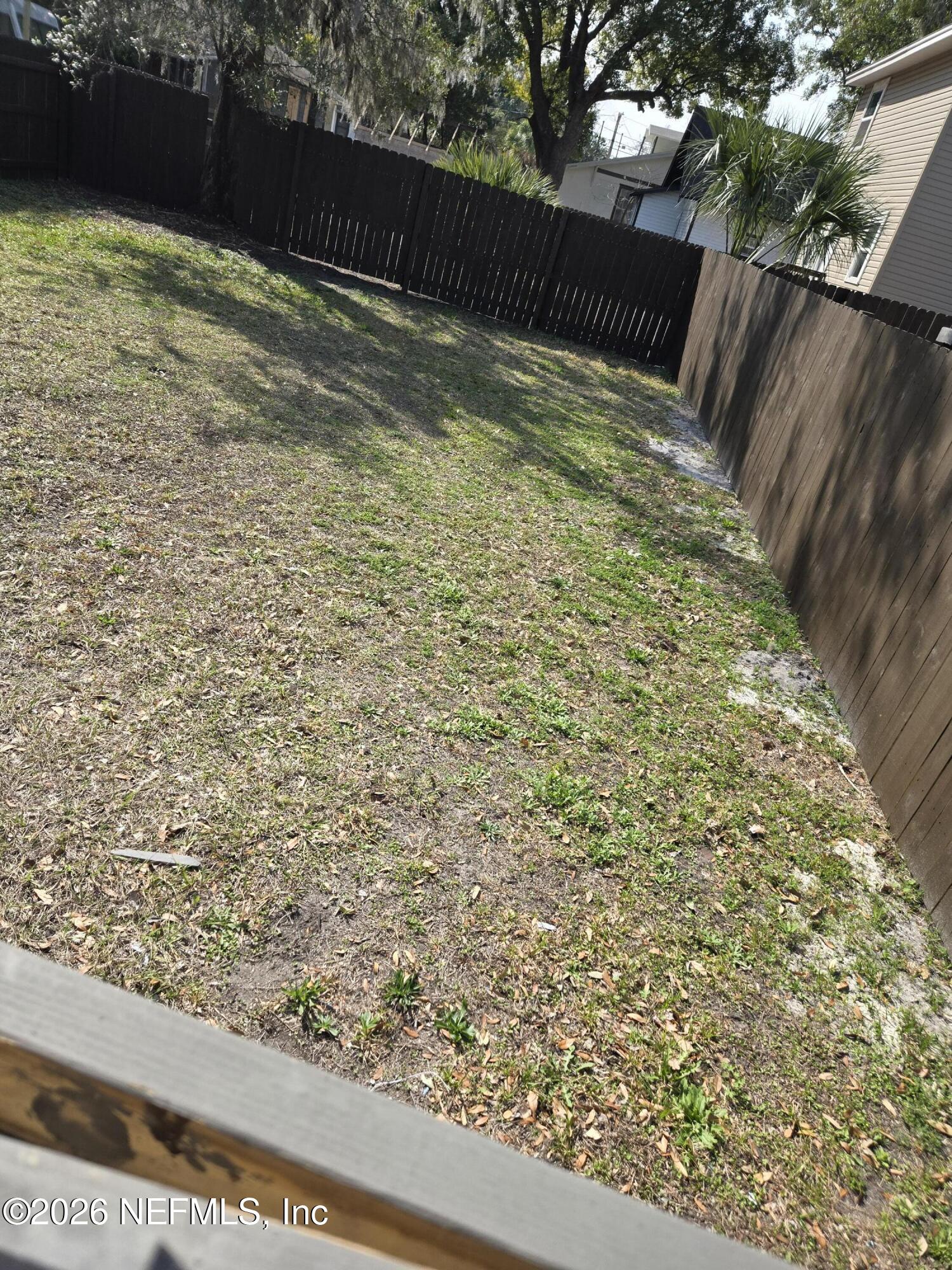 212 E 19 St lot