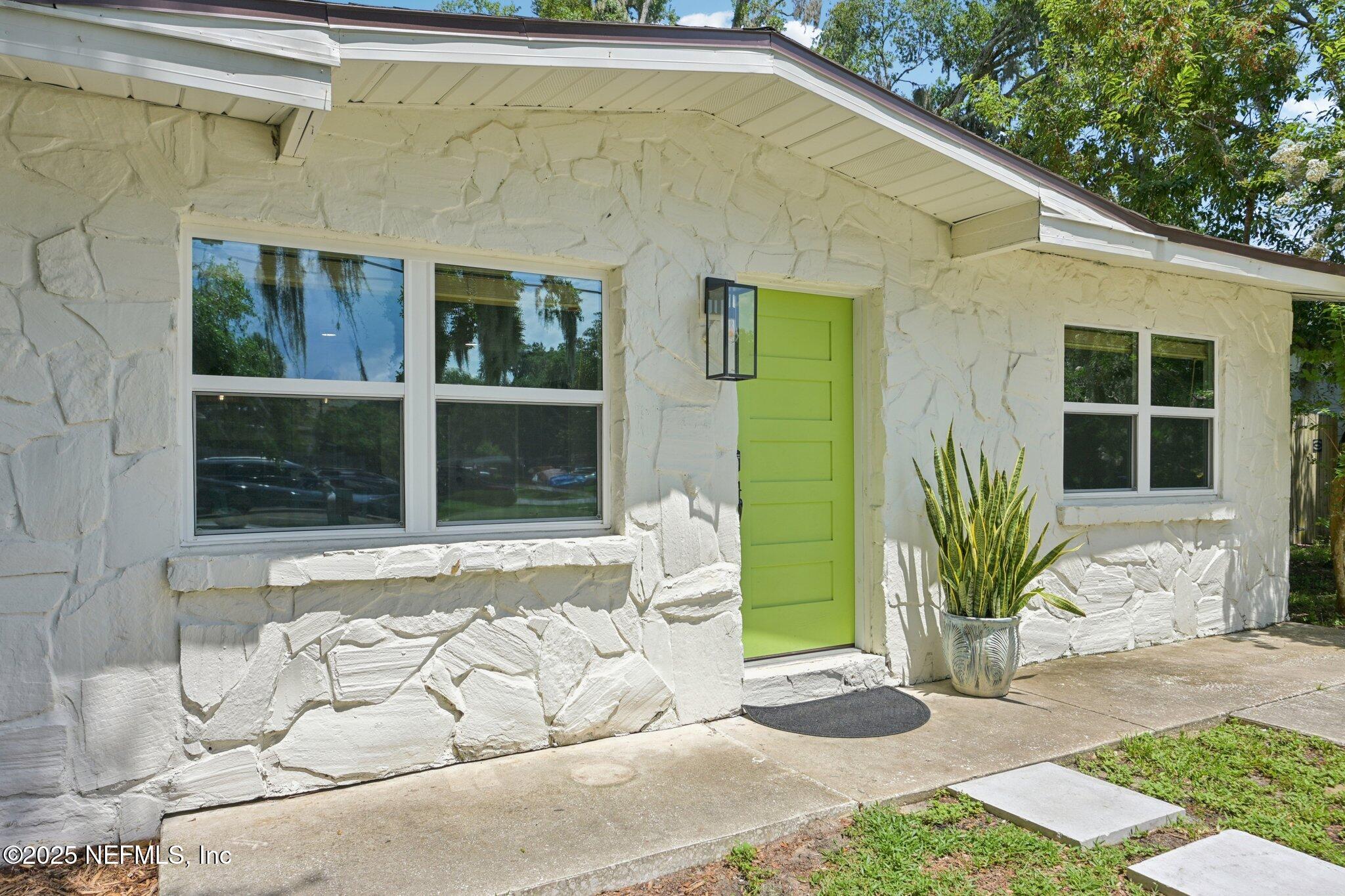 2619 MONTREAL Street