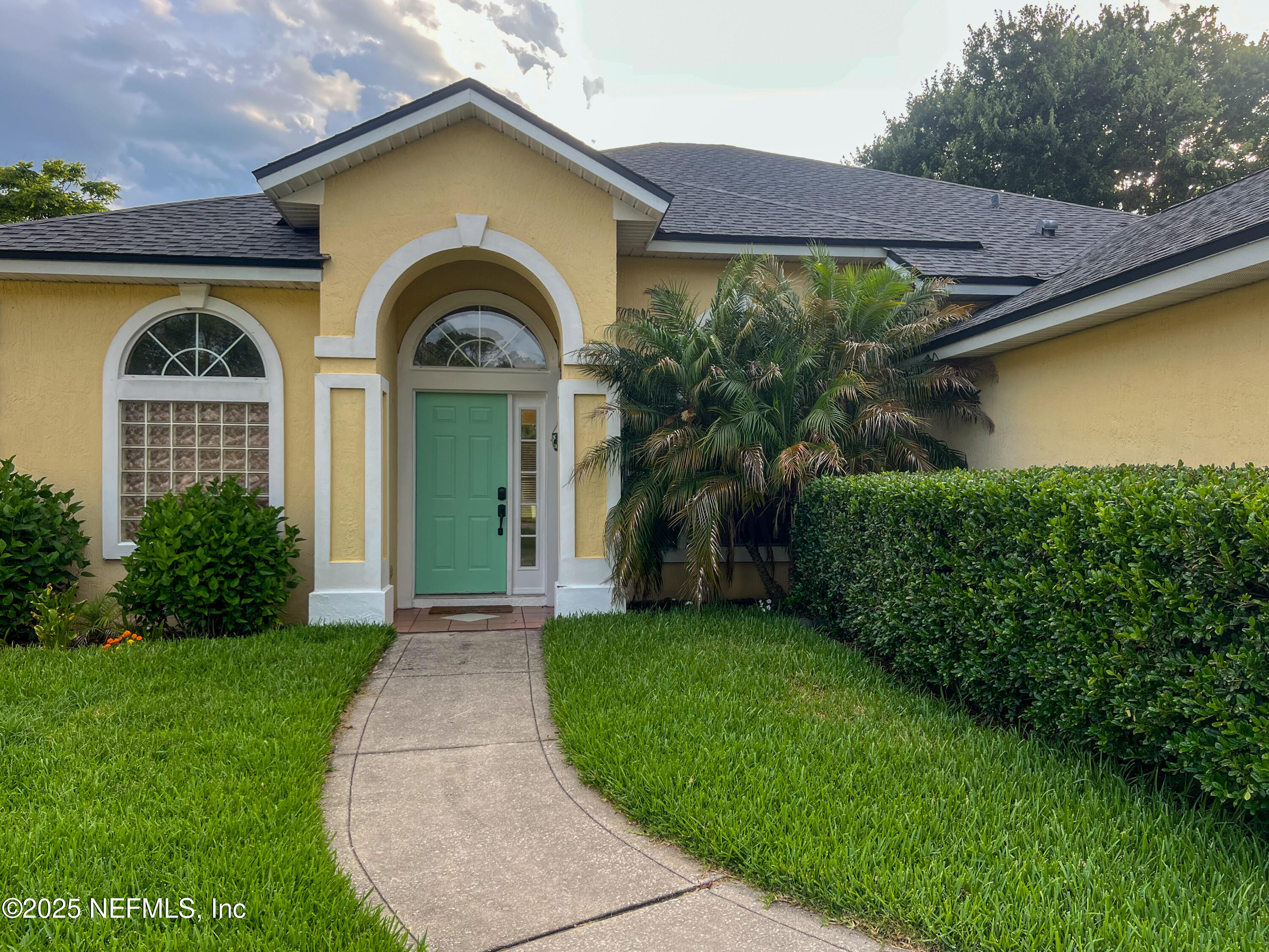 1704 TALL TREE Drive E