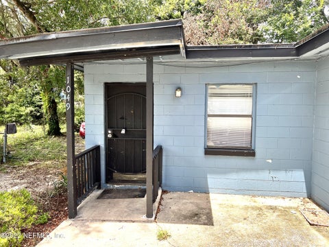 Photo of 1049 GLENCARIN Street, Jacksonville, FL 32208 (MLS # 2165555)