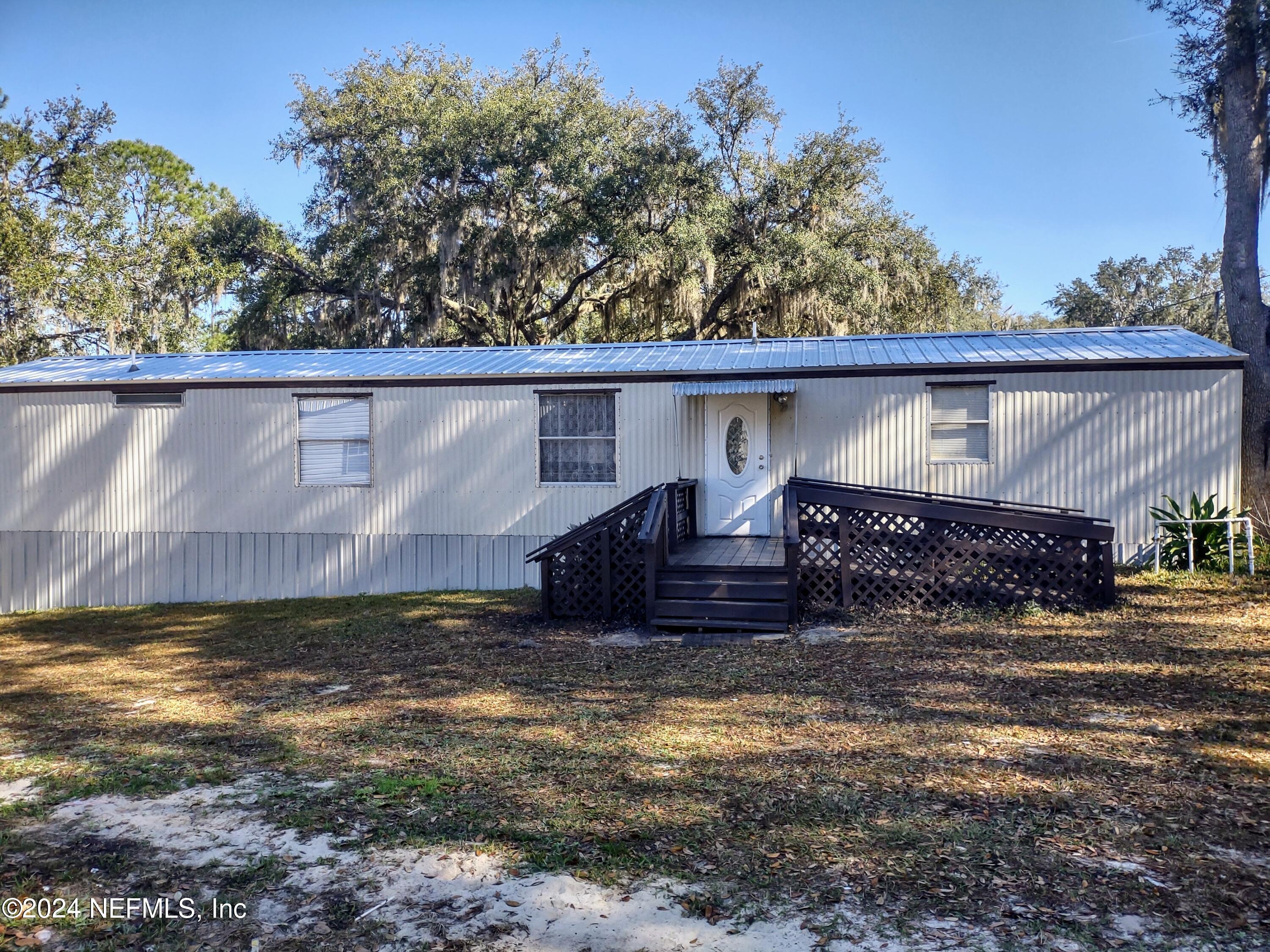 Hawthorne, FL home for sale located at 157 Silver Lake Drive, Hawthorne, FL 32640
