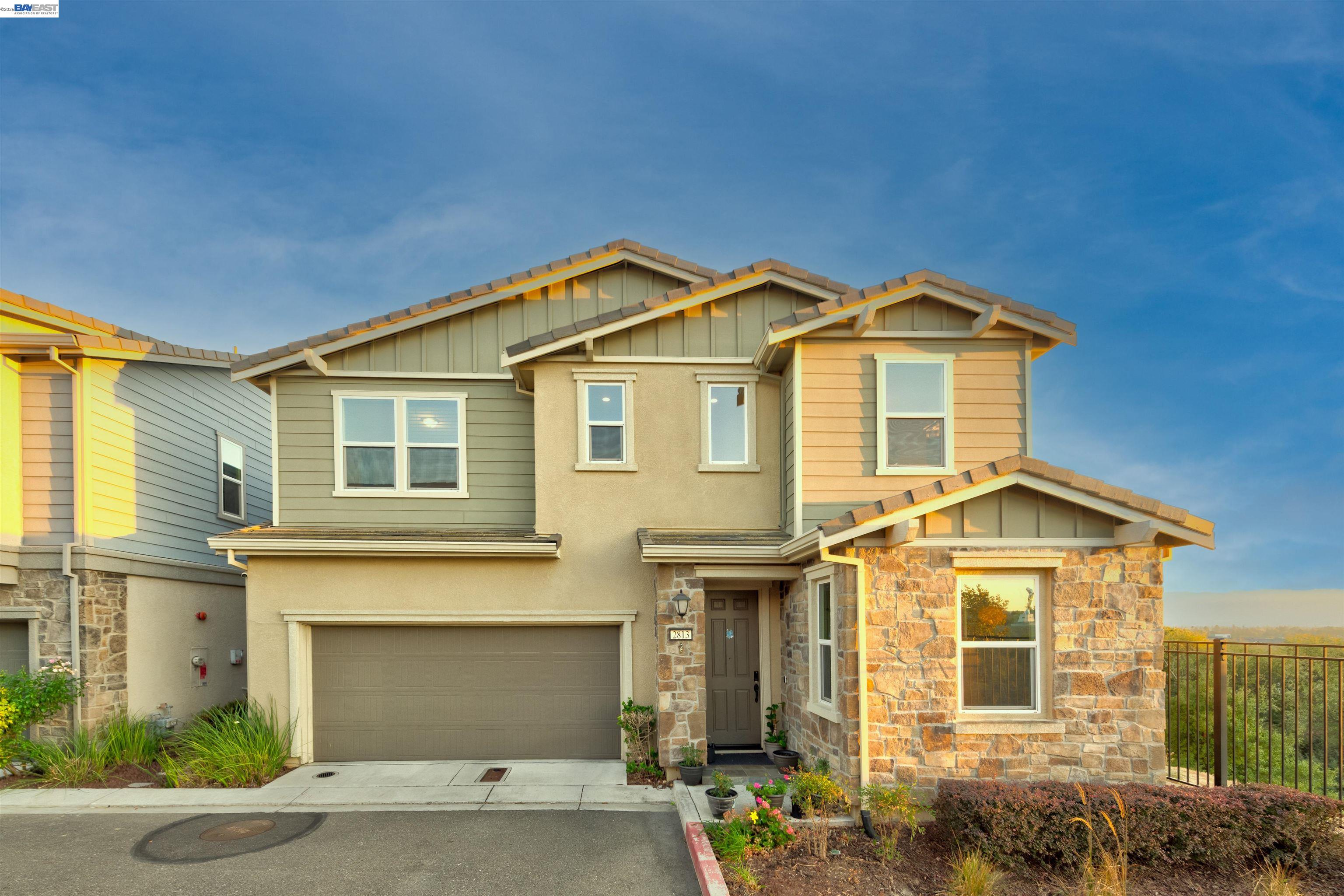 2813 Randall Loop