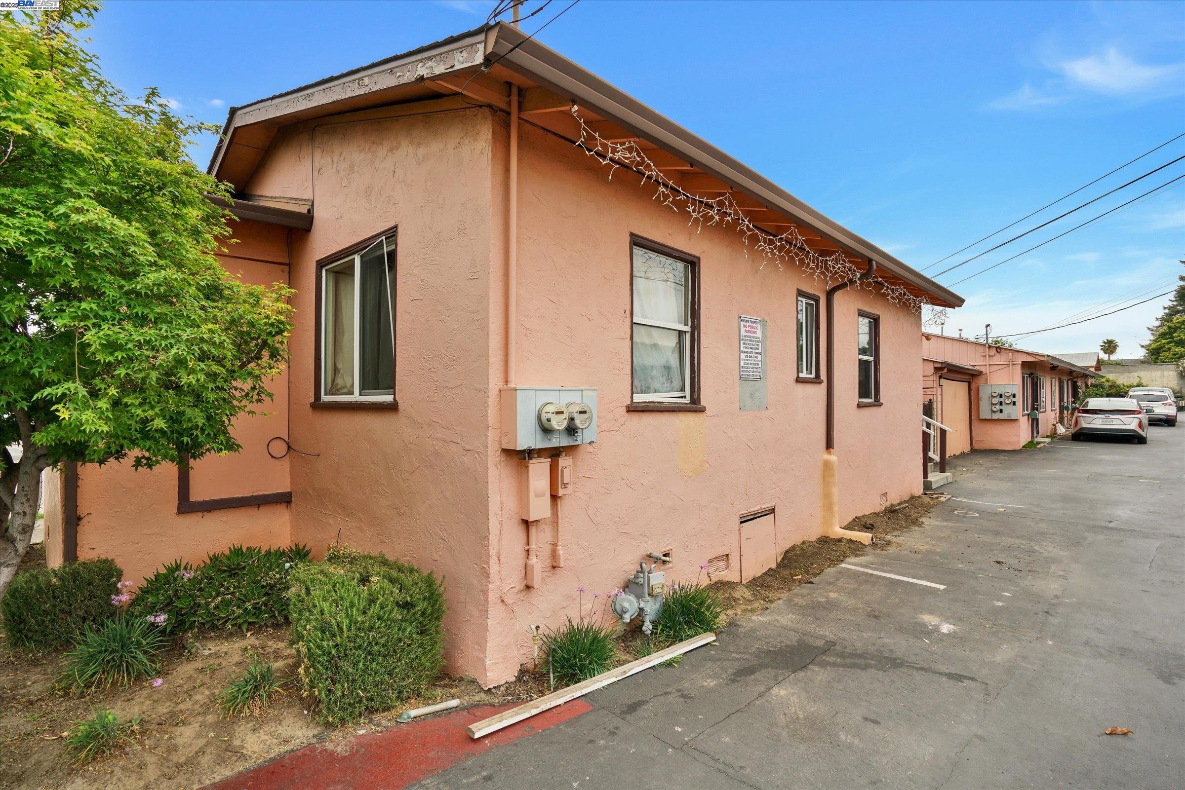21806 Meekland Ave