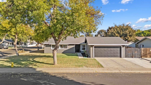 2713 FINLANDIA AVE, MODESTO, CA 95358 - Image 295e6806533f50e2fce79f8d56678c4d/2643948247