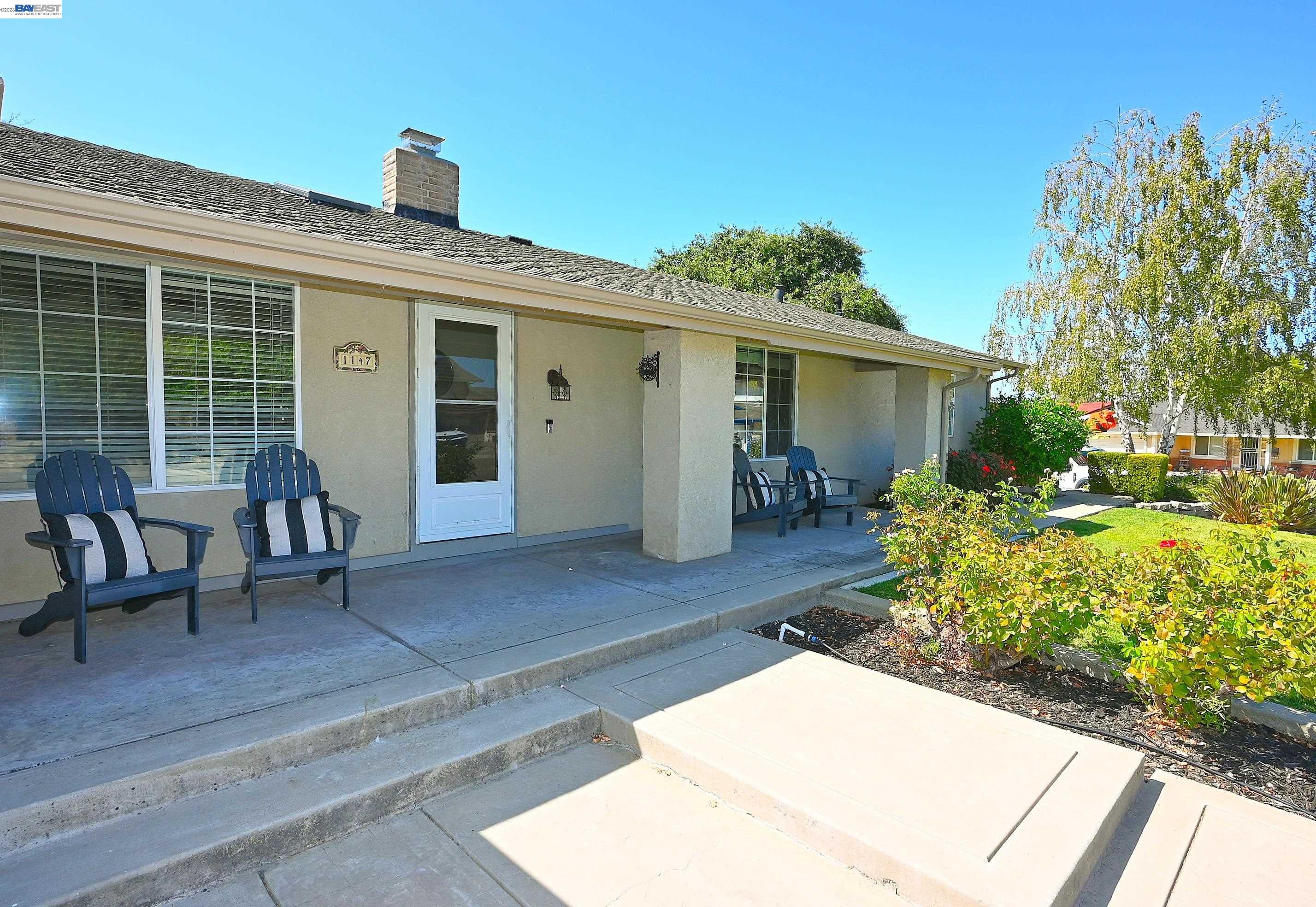 1147 Lomitas Ave