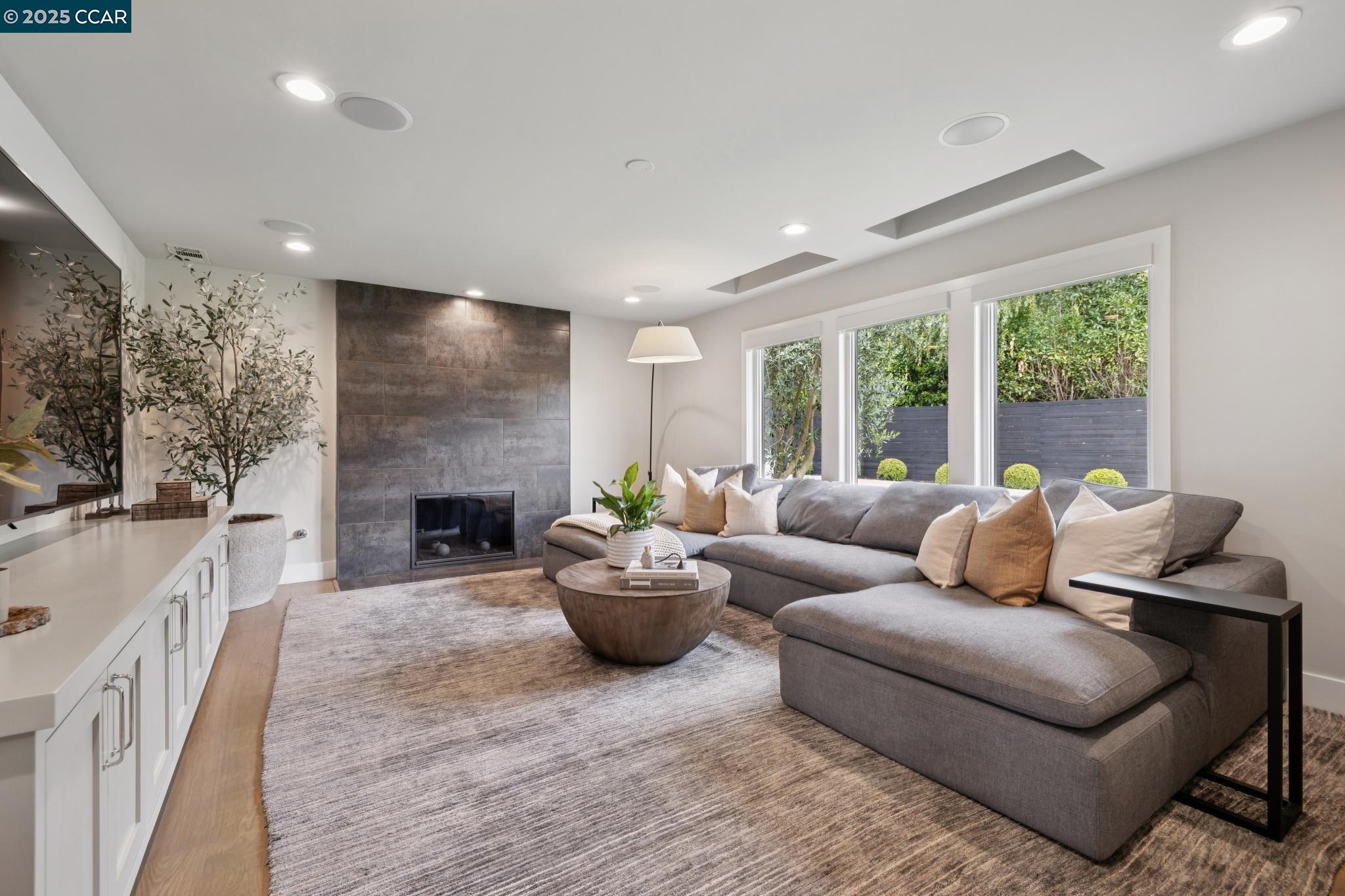 51 KNICKERBOCKER LANE