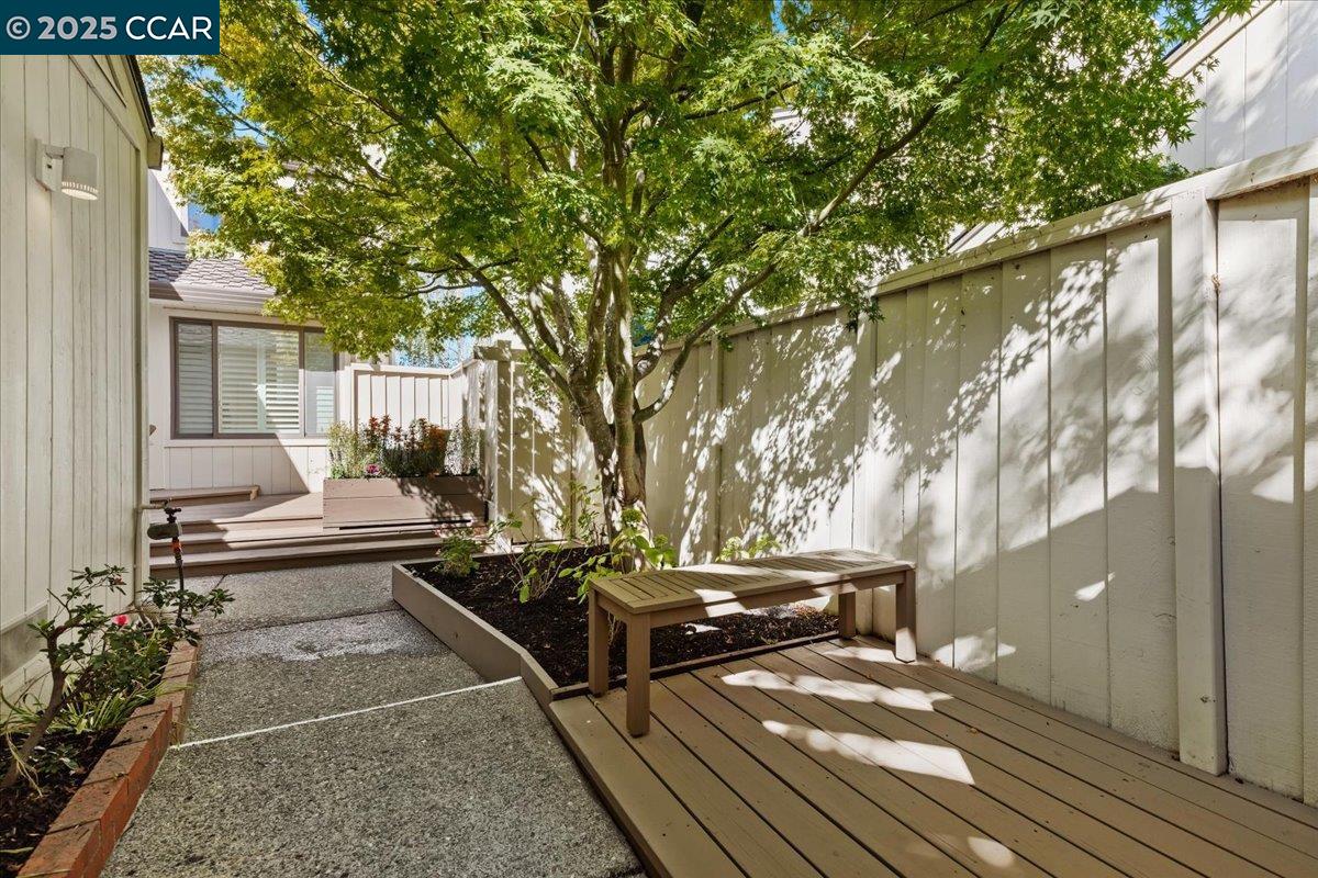 1875 Lamplight Ct