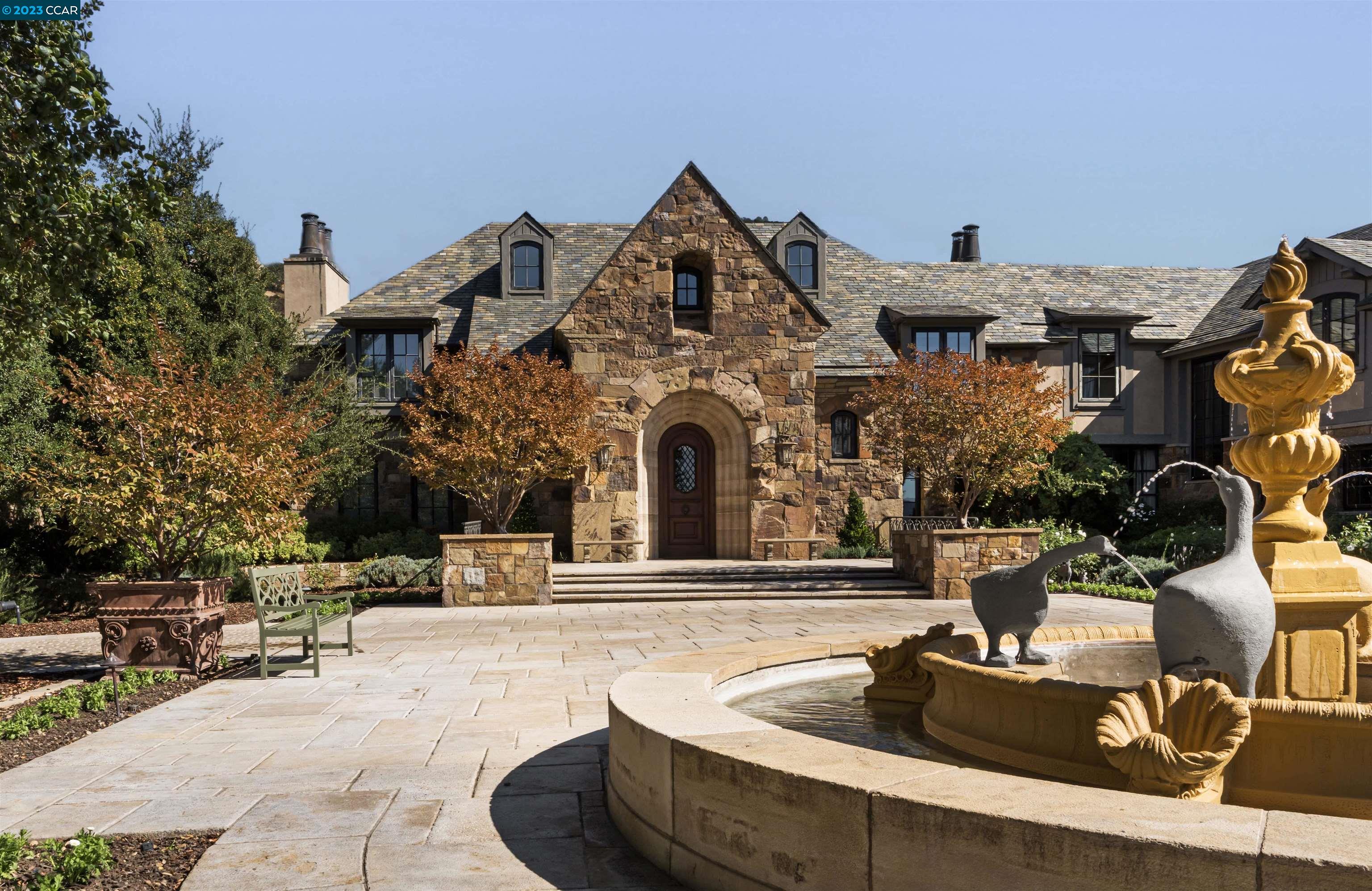 7 Country Oak Ln