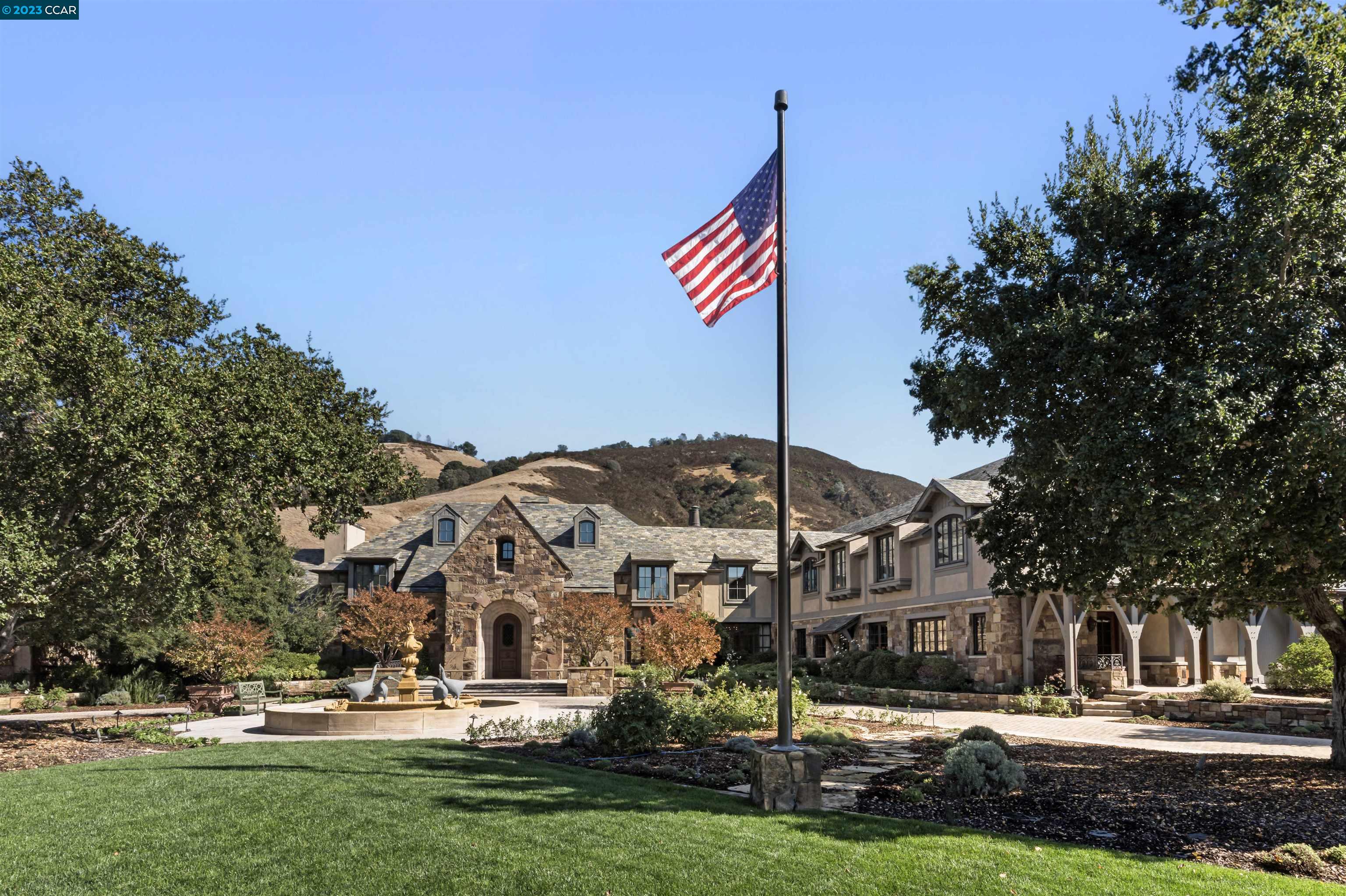 7 Country Oak Ln