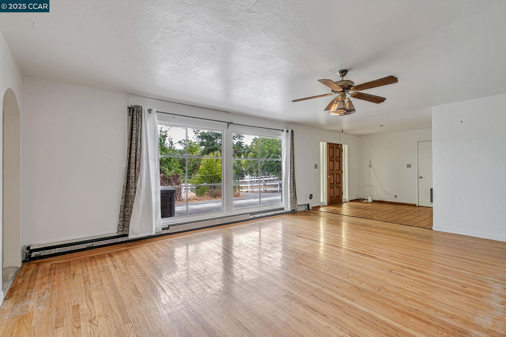 2435 Lunada Ln