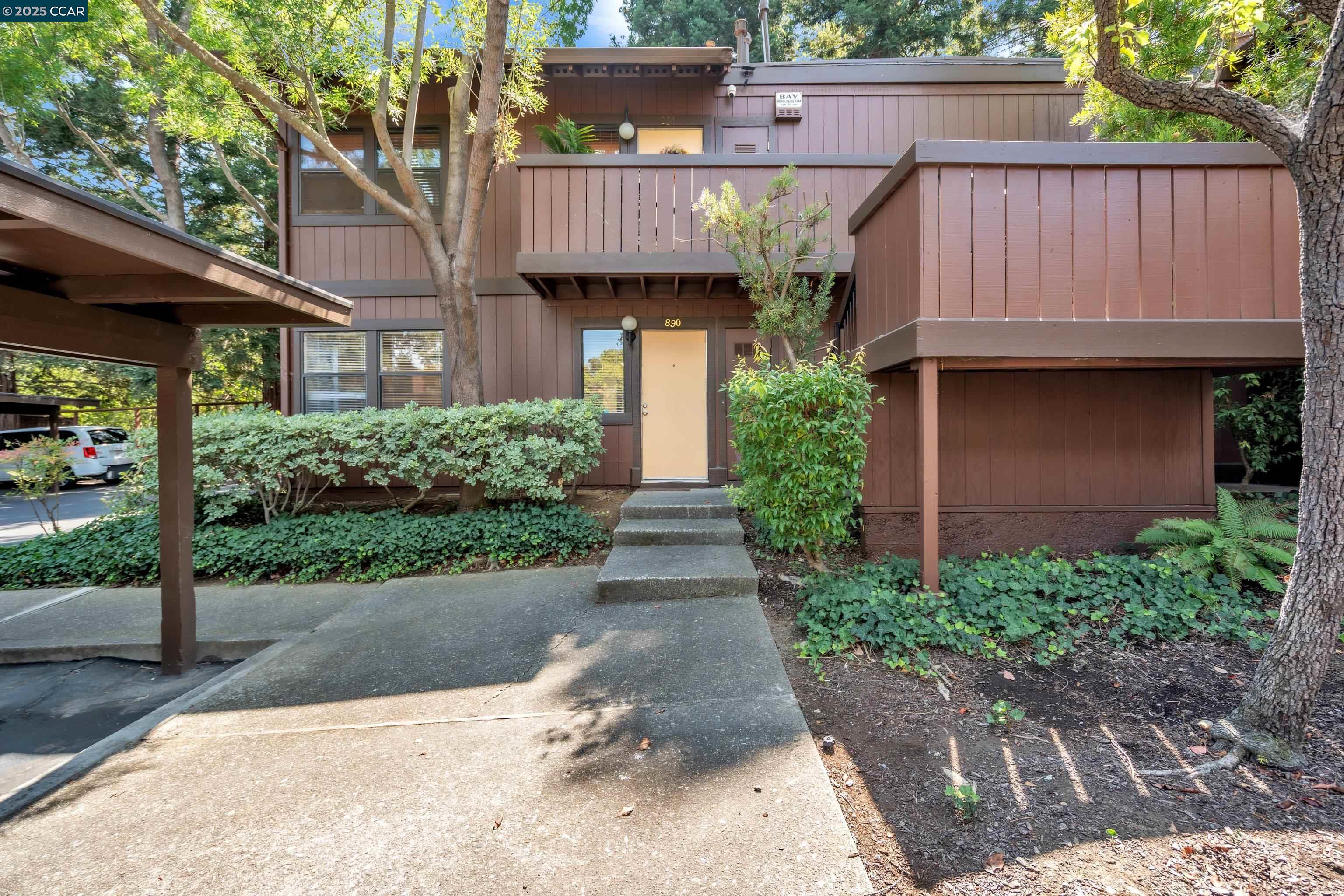 890 Camelback Pl