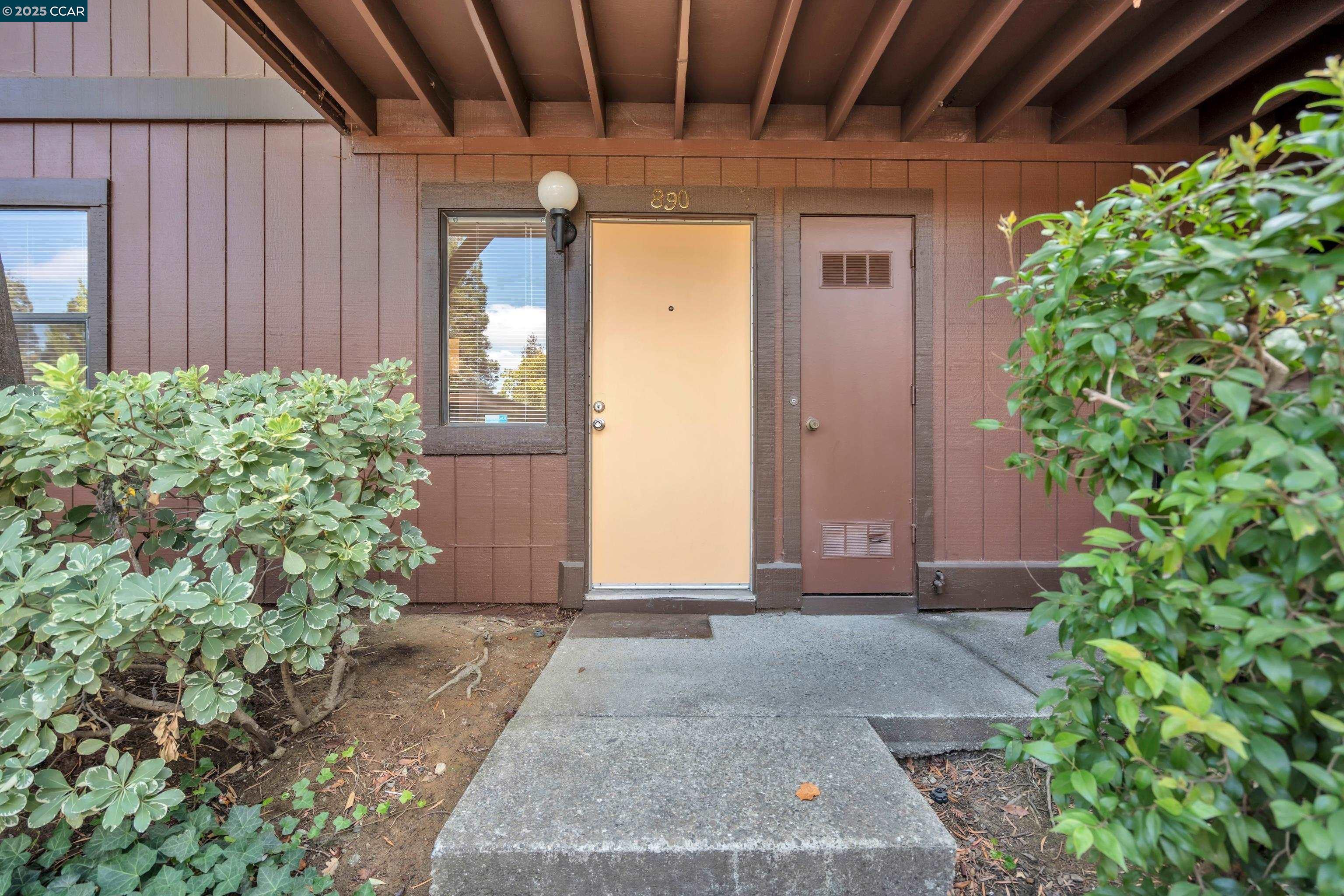 890 Camelback Pl