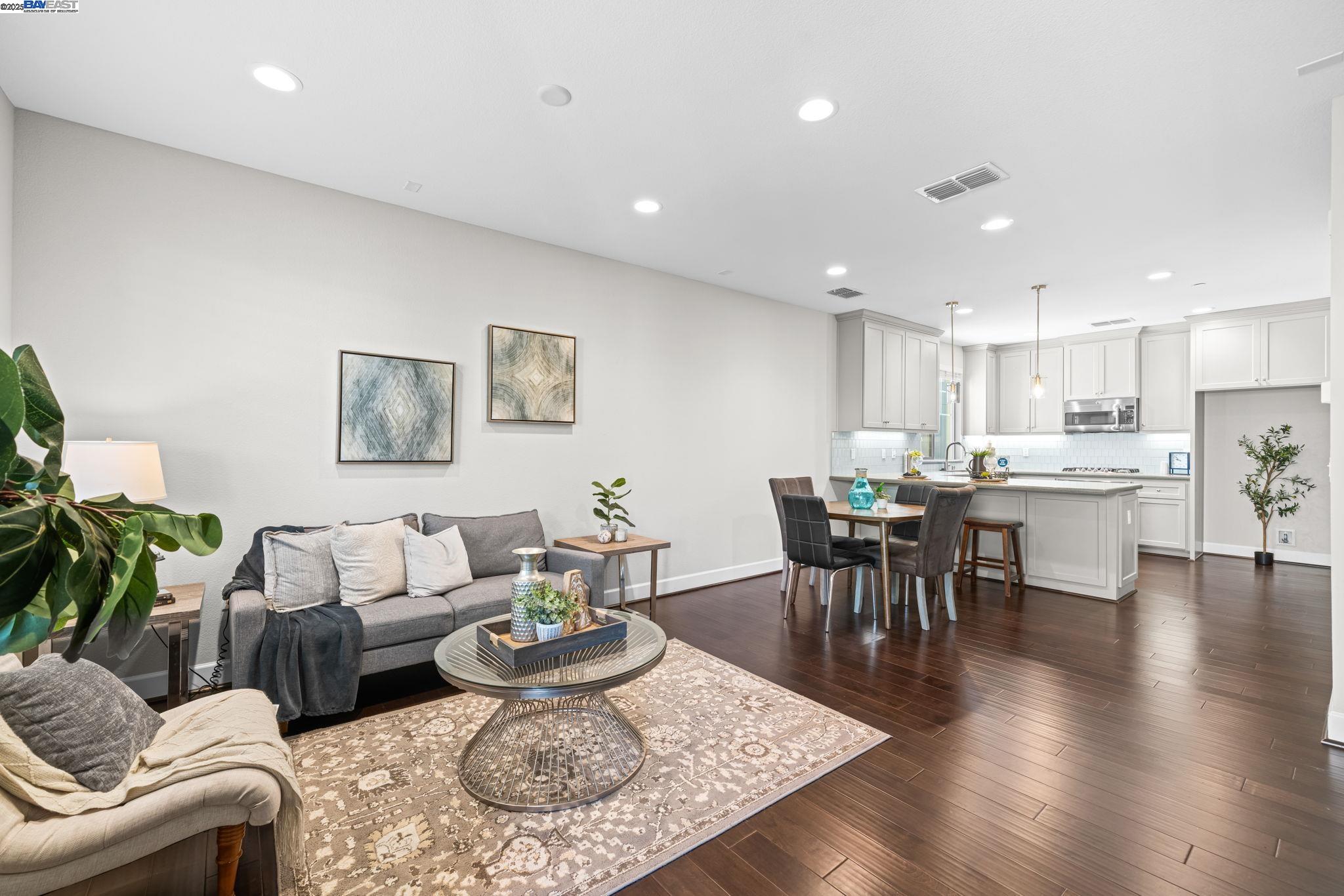 389 Basswood Cmn 9