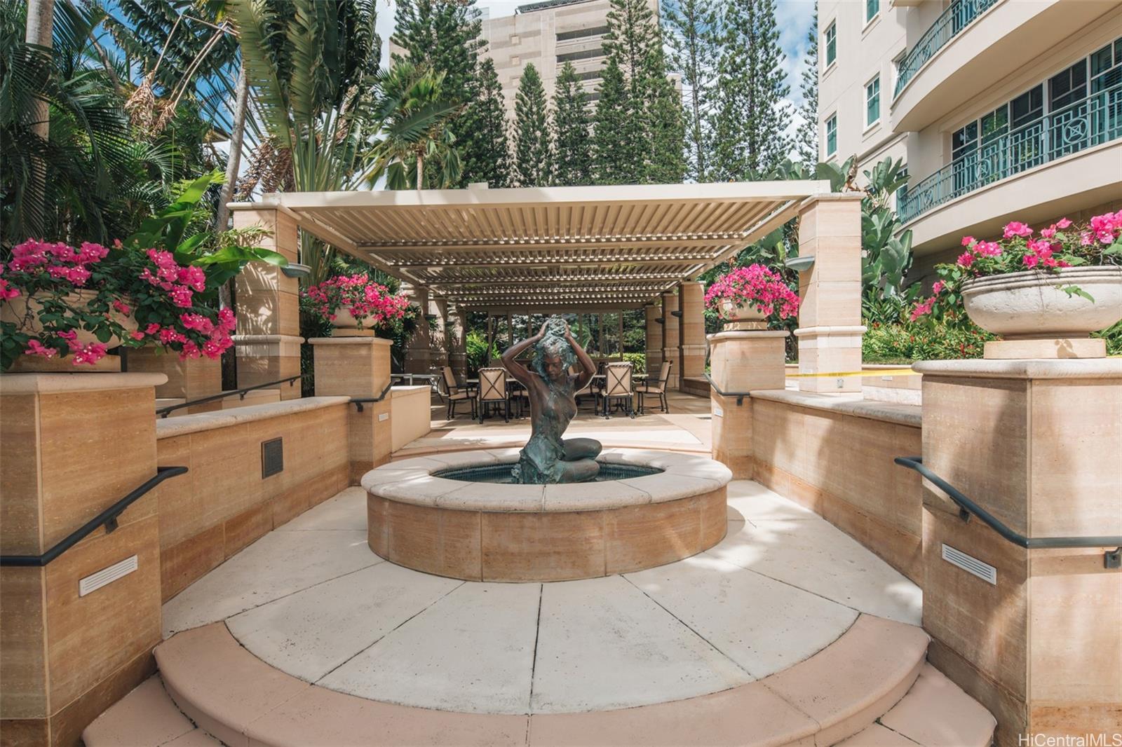 Courtyards At Punahou Condominium